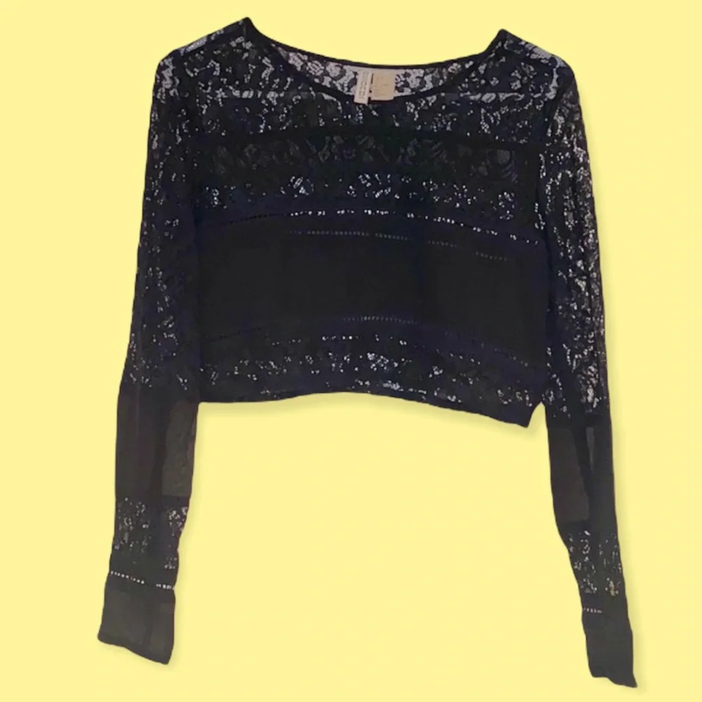 BLACK‎ lace long sleeve crop top